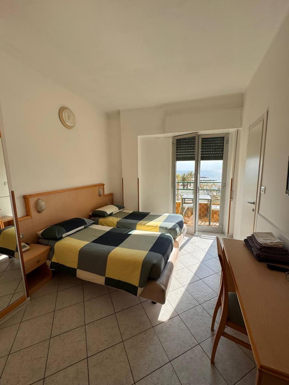 Hotel Ideal Таджа Екстер'єр фото