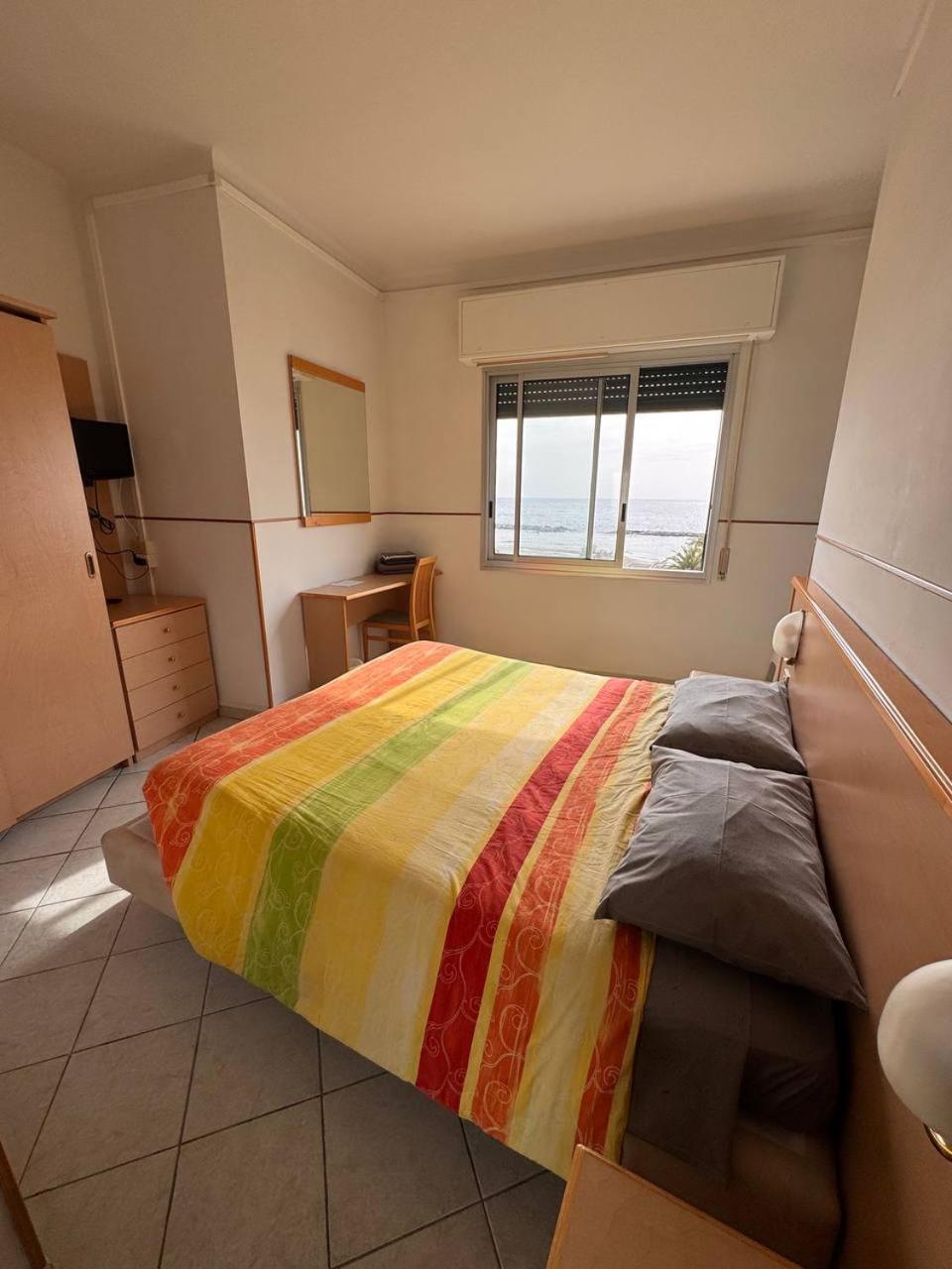 Hotel Ideal Таджа Екстер'єр фото